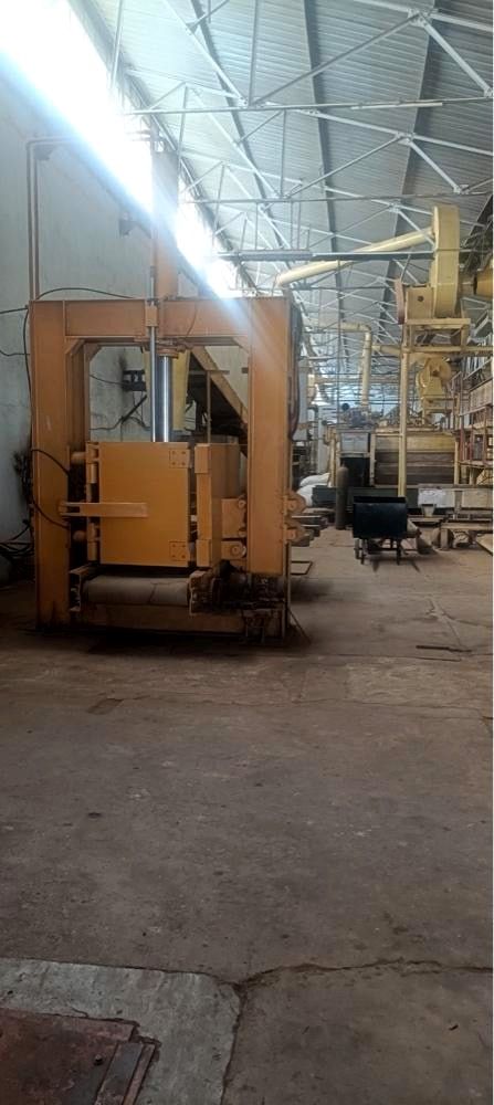 Packing press on the factory floor, seen from the front